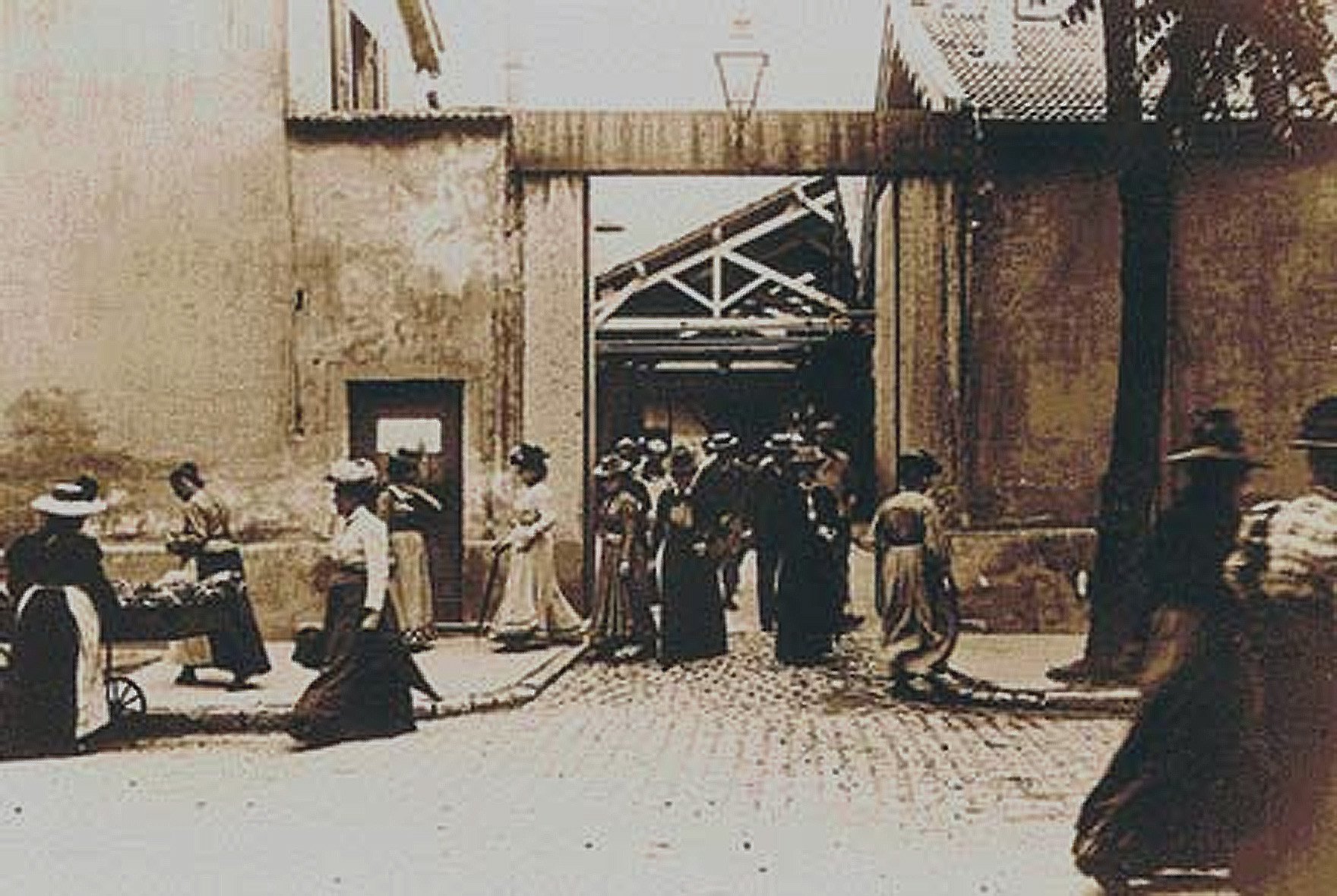  Workers Leaving the Lumière Factory 1895. Click picture to see the short film 